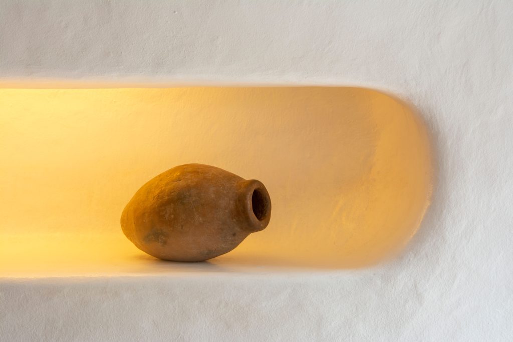 Cách Chọn Bình Gốm Thủ Công Cho Phòng Khách Tối Giản minimal clay jar