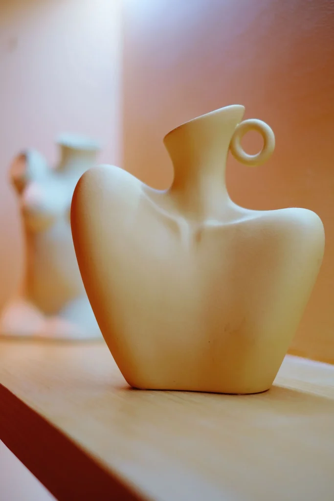 5 Món Đồ Decor Bàn Làm Việc Tối Giản Nhưng Nâng Tầm Không Gian Công Sở vase copy