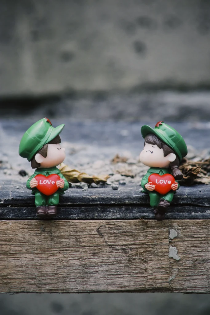 A Guide to Bespoke Custom Gifts: How to Choose Luxury Wedding Gifts tuong mini cap doi 11zon