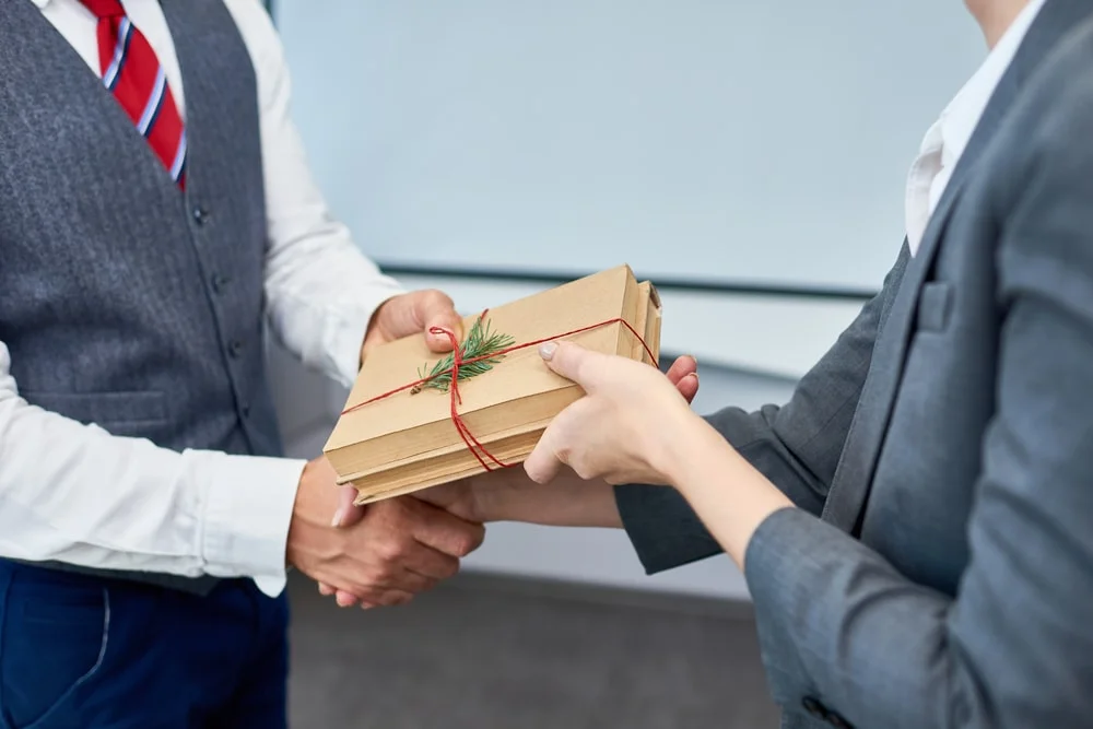 The Culture of Business Gifting: The Art of Choosing Unique and Sophisticated Gifts for VIP Partners tang qua doanh nhan